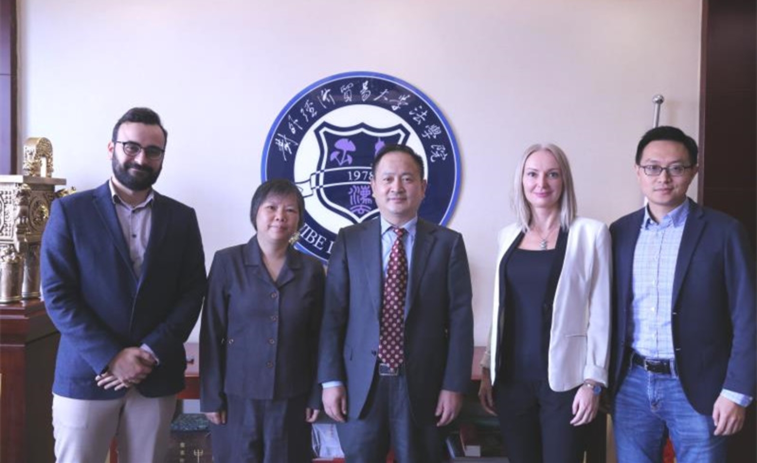 图片包含 人员, 伪装, 照片, 墙壁

描述已自动生成