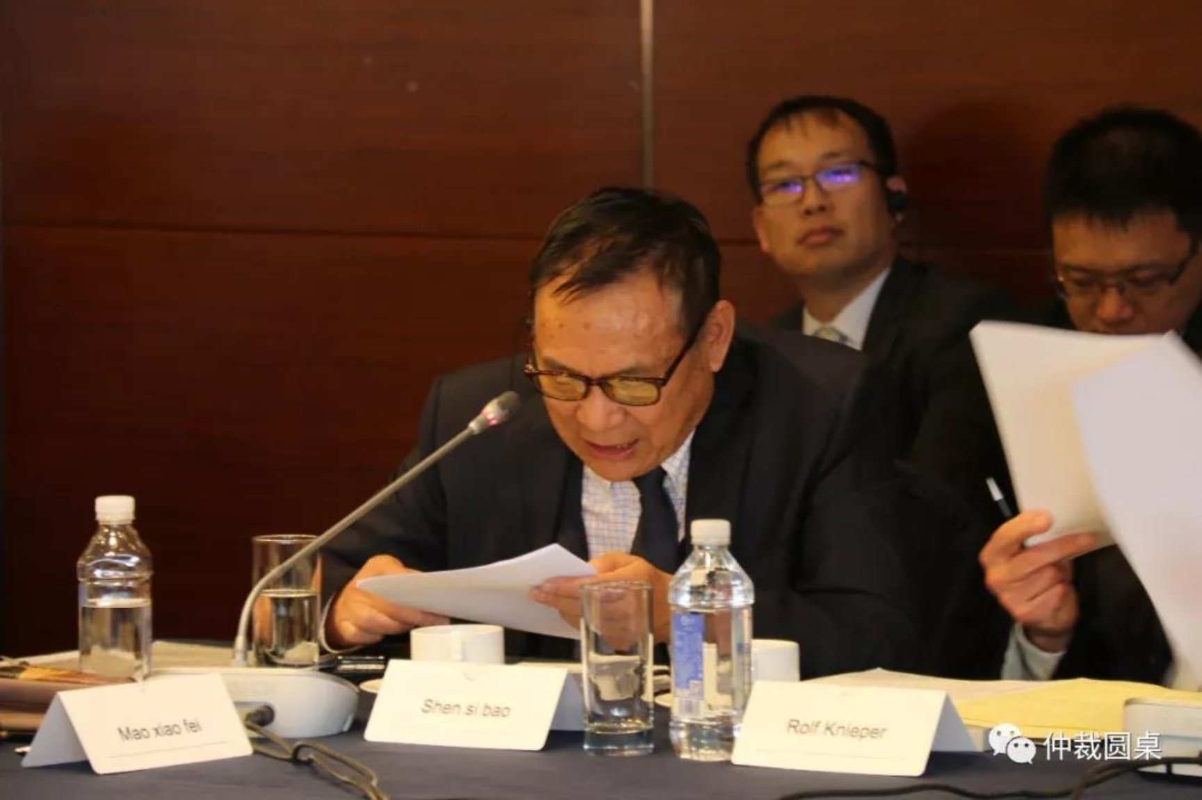 图片包含 人员, 餐桌, 墙壁, 就坐

描述已自动生成